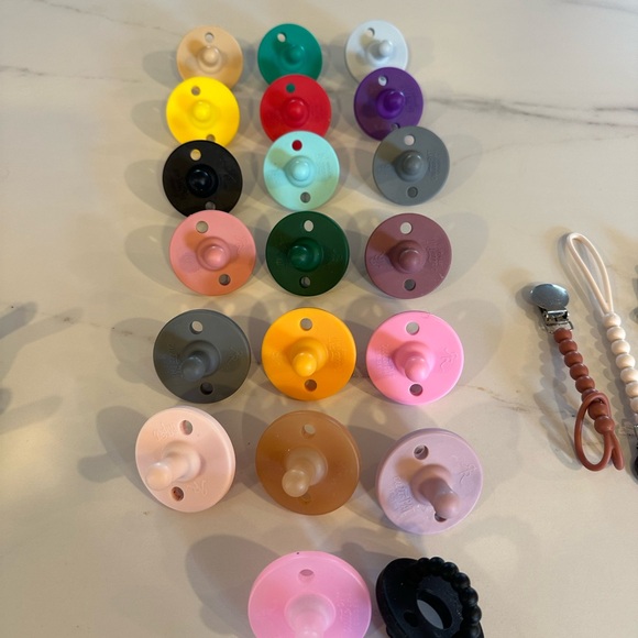 Ryan and Rose Cutie pats, Cutie clips, a teether, and some Itzy ritzy mixed in! - Picture 4 of 5